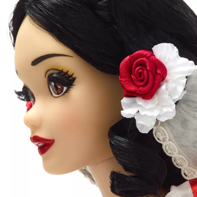 Snow White Limited Edition Doll, 85th Anniversary 9 Snow White Limited Edition Doll, 85th Anniversary - Image 7