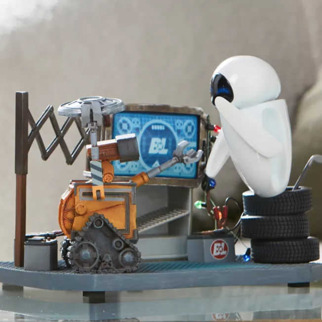 WALL-E And EVE Figurine 4 WALL-E And EVE Figurine - Image 2