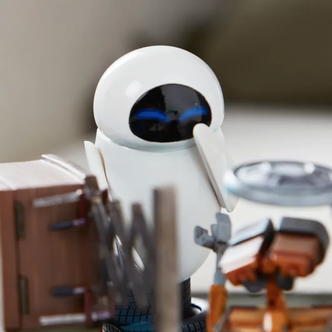 WALL-E And EVE Figurine 8 WALL-E And EVE Figurine - Image 6